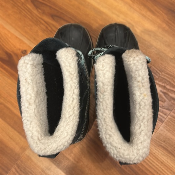 L.L. BEAN women's lace-up waterproof insulated winter boots size 8 - Picture 5 of 8